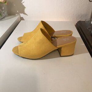 New York and Compay Yellow Faux Suede Block Heel Slip on Mules Sandals size 7